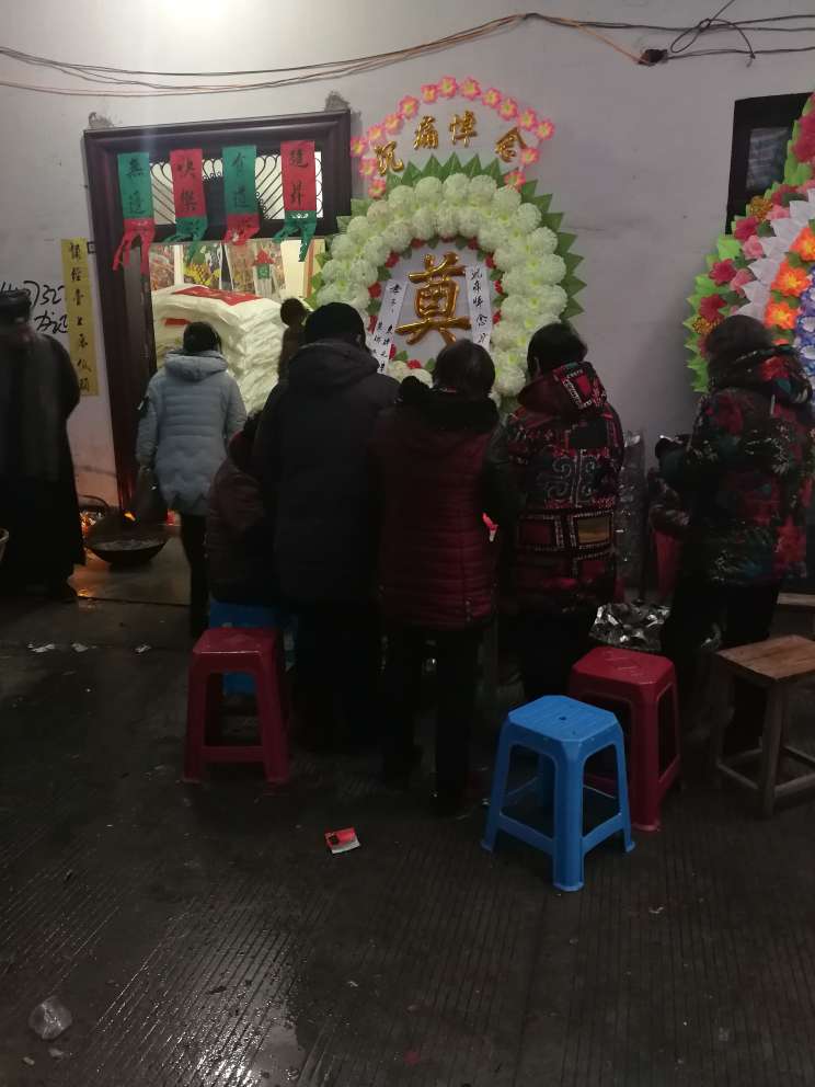 奶奶去世,办丧事比照顾奶奶还累